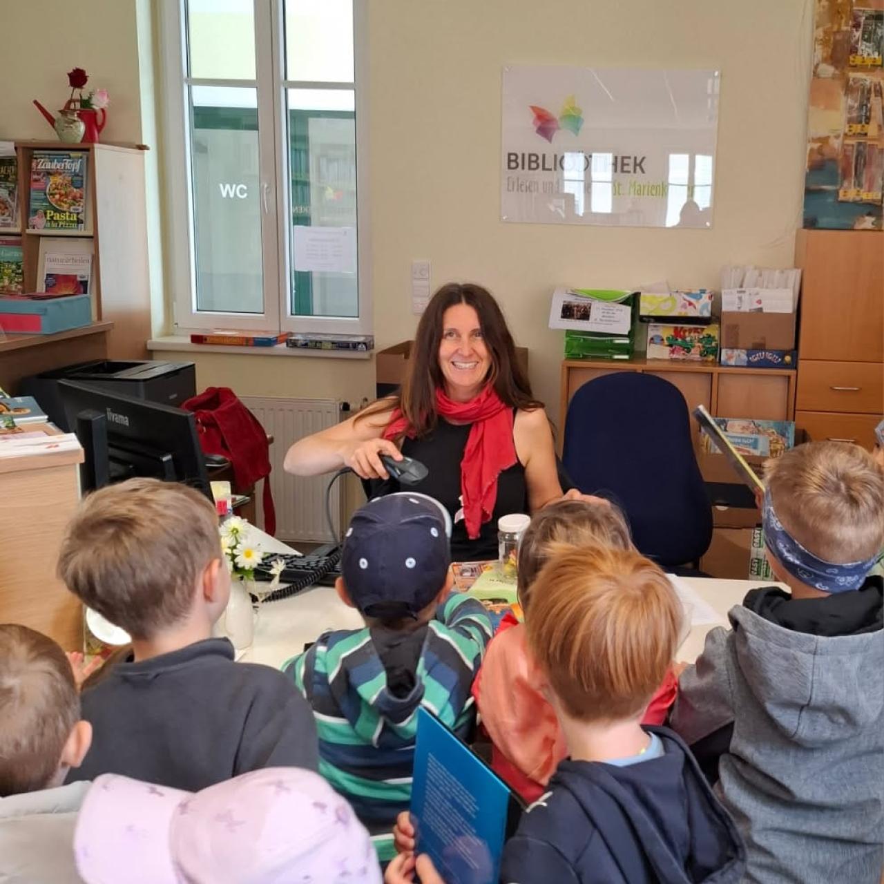 Kinder besuchen die Bücherei